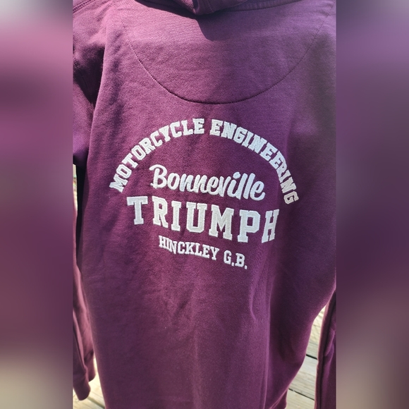 Hoodie womens size small.  triumph motorcycles. Maroon red. - Picture 9 of 12